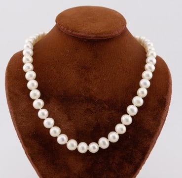 Estate 14k Yellow Gold Hand Knotted Pearl Necklace: Estate 14k Yellow Gold Hand Knotted Pearl Necklace Strand. Hand knotted on silk thread, high luster cultured white pearls. Baroque pearls with slightly varying sizes / shapes. Pearls are approximately