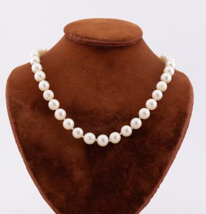 Estate 14k Yellow Gold Hand Knotted Pearl Necklace: Estate 14k Yellow Gold Hand Knotted Pearl Necklace. Hand knotted on silk thread, set with a navette form 14kt yellow gold clasp, cultured high luster pearls of approximately 6mm in diameter. Necklace