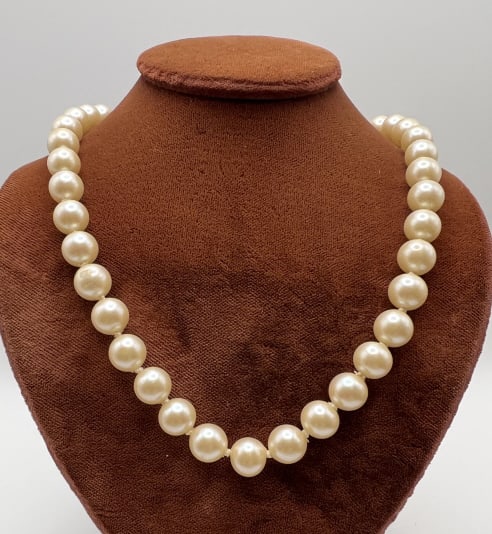 Estate 14kt Yellow Gold & Pearl Necklace Strand: Estate 14kt Yellow Gold & Pearl Necklace Strand. Navette form filigree hallmarked 14kt yellow gold clasp. Hand knotted. Pearls are approximately 6mm. Measures 20 inches in length.