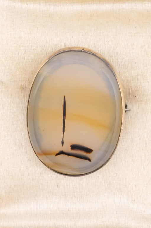 Antique 10kt Yellow Gold & Landscape Agate Brooch: Antique 10kt Yellow Gold & Landscape Agate Brooch. Unique natural specimen agate mounted in 10kt yellow gold frame. Acid tests as 10kt. Measures just over 1 inch in length.
