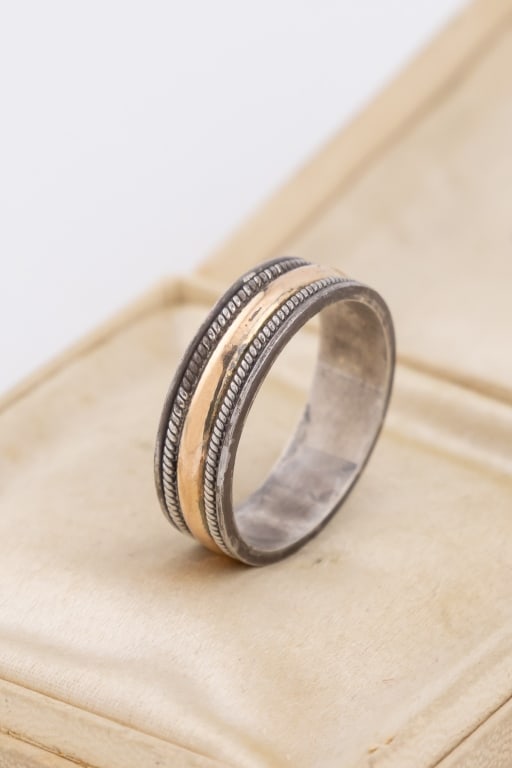 Estate 14kt Yellow Gold Sterling Silver Band Ring: Estate 14kt Yellow Gold Sterling Silver Band Ring. Hallmarked 925. Center is set with a thin yellow gold overlay band that acid tests as 14kt gold. Ring size 9.75 approximately