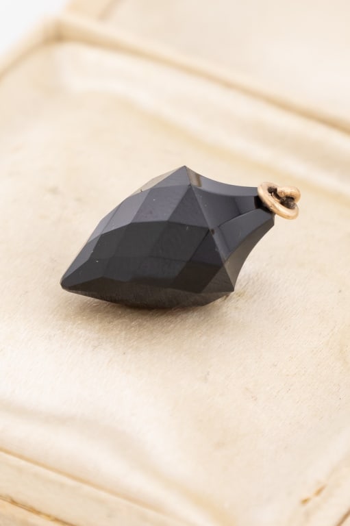 Antique Victorian 10kt Gold Faceted Onyx Pendant: Antique Victorian 10kt Gold Faceted Black Onyx Necklace Pendant. Acid tests as 10kt gold. Measures just under 1 inch in length including the bail.