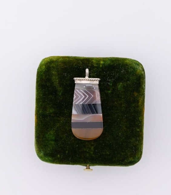 Antique 19th C Scottish Sterling & Agate Pendant: Antique 19th C Victorian Scottish Sterling Silver & Specimen Agate Necklace Pendant. Types of agate / hardstone include Montrose agate, black onyx and carnelian. Measures just over 1.5 inches in lengt