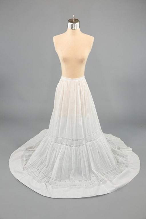 Antique Edwardian 1900s White Cotton Lawn Skirt: Antique Edwardian 1900s White Cotton Lawn Tea Skirt having embroidered lace details at hem, closing at center back with hook. Measuring 22 inch waist, 40 inch front length, 43 inch back length. Light