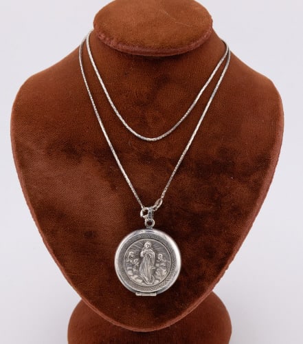 Italian Sterling Necklace Chain w Reliquary Locket: Italian Sterling Necklace Chain w Reliquary Locket. Chain is hallmarked ITALY and 925, measures 20 inches in length. Repousse silver reliquary locket with the Virgin Mary measures 1.5 inches in length