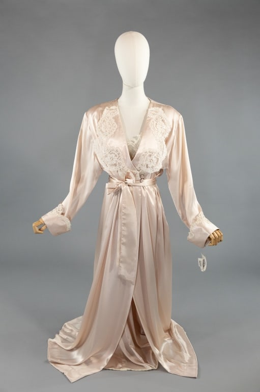 Vintage 1970s Flo Weinberg Satin Peignoir Set: Vintage 1970s Flo Weinberg Satin Peignoir Robe & Slip Set having lace details throughout. Robe having button and belt closure at front & waist. Slip dress has no closures, slides over head. Original t