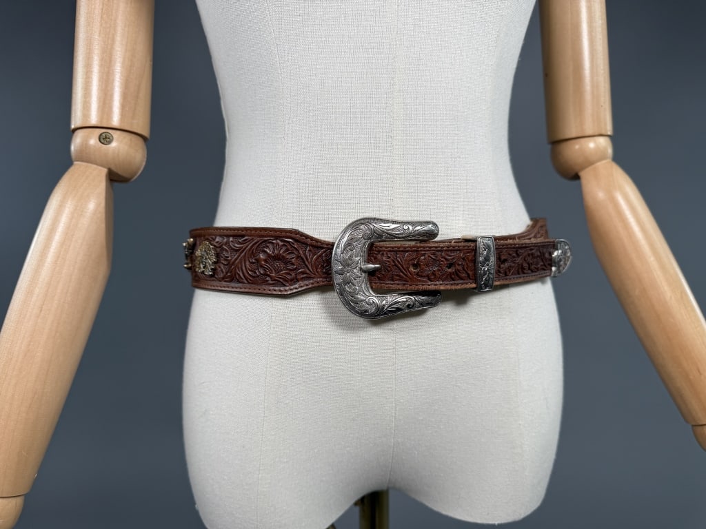 Vintage Western Studded Tooled Leather Belt: Vintage Billy Belts Western Studded Tooled Leather Belt having Western motif studs throughout. Marked size 32 - measuring 38 inch total length.