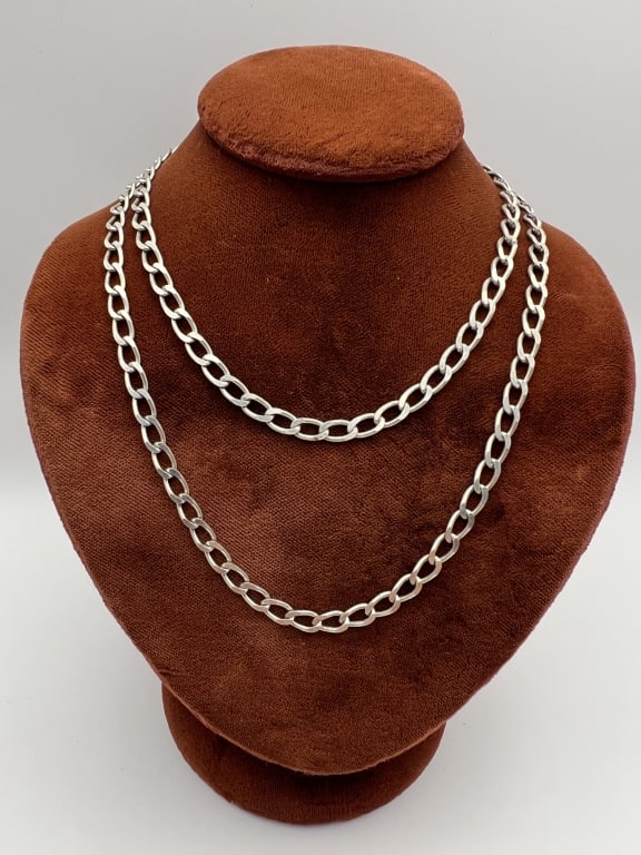 Vintage Italian Curb Link Sterling Silver Necklace: Vintage Italian Curb Link Sterling Silver Necklace Chain. Signed / hallmarked, marked ITALY. Measures approximately 23.5 inches in length.