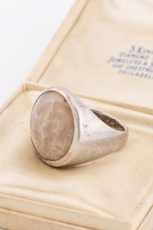 Vintage Sterling Silver Ring w Specimen Agate: Vintage Sterling Silver Ring w Specimen Agate Cabochon. Agate cabochon measures approximately .75 of an inch in diameter. Ring size 10 approximately