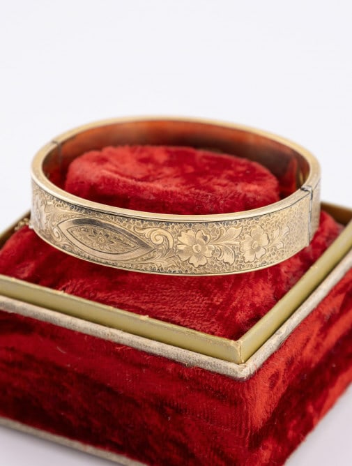 Antique Gold Filled on Sterling Bangle Bracelet: Antique Gold Filled on Sterling Bangle Bracelet. Hinged bangle bracelet with safety chain. Hallmarked GF on Sterling DUNN BROS. Measures 2.25 inches across interior opening.