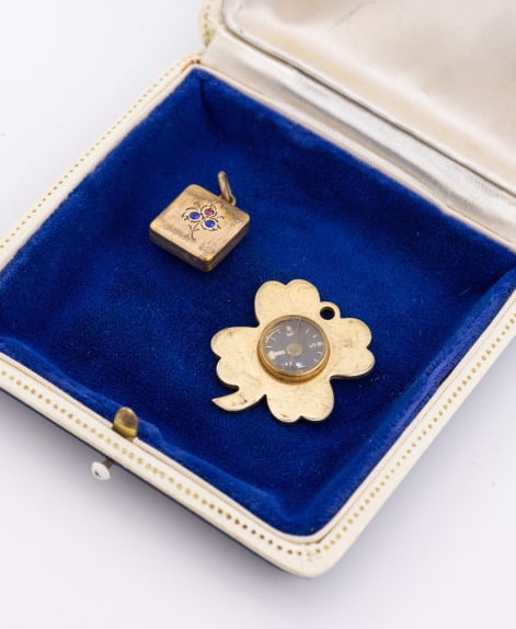 Antique Gold Fill Locket Four Leaf Clover Compass: Antique Gold Filled Locket Pendant & Four Leaf Clover Compass Pendant. Locket measures just under 1 inch with the bail, compass measures just over 1.25 inches in length.