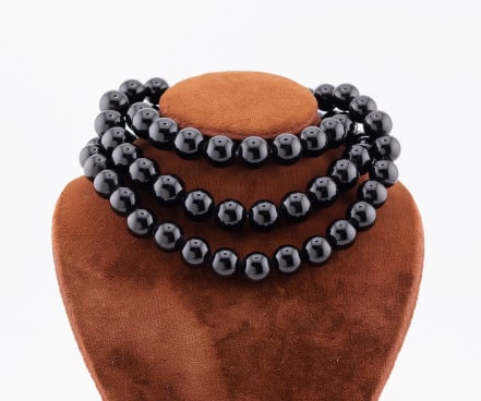 Estate Black Onyx Necklace w Chinese Silver Clasp: Estate Black Onyx Necklace w Chinese Silver Clasp. Vintage necklace with approximately 8mm black onyx beads set with a Chinese filigree clasp stamped SILVER. Measures just over 30 inches in length.