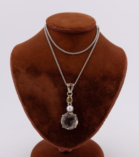 Sterling Silver Necklace Chain w Pearl Set Pendant: Sterling Silver Necklace Chain w Pearl Set Pendant. Chain clasp is hallmarked on the clasp, pendant featured a round briolette cut, bezel set mabe pearl and bezel set pear cut. Chain measures approxim