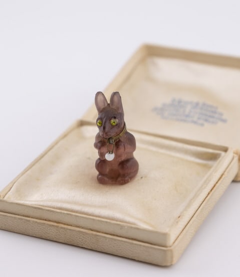 Antique 1920s 1930s Czech Art Glass Pendant: Antique 1920s 1930s Czech Art Glass Necklace Pendant or Charm. Figural bunny rabbit pendant. Measures just over 1 inch in length.
