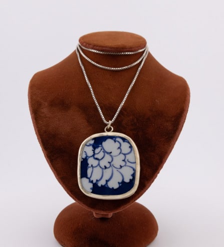 Italian Sterling Necklace w Chinese Porcelain: Italian Sterling Silver Necklace Chain w Chinese Blue & White Porcelain Pendant. Chain clasp is hallmarked STERLING and ITALY, box chain measures approximately 23.5 inches in length. Pendant measures
