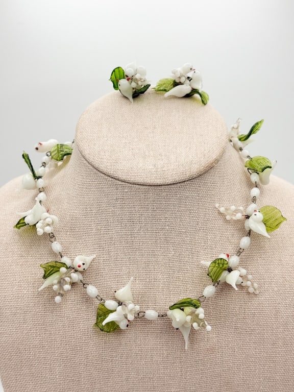 Vintage Venetian Murano Glass Bird Necklace Set: Vintage Venetian Murano Glass Love Bird Necklace & Earrings Set. Birds and leaves in glass throughout. Necklace closes with spring ring, earrings are clip ons. Necklace measures approximately 16 inche