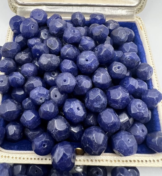 Approximately 1,100 Carats of Loose Sapphire Beads (1 of 7)