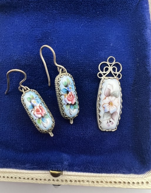 Vintage Hand Painted Enamel & Filigree Jewelry: Vintage Hand Painted Enamel & Filigree Jewelry. Pair of earrings and a necklace pendant. The earrings each measure 1.5 inches in length.