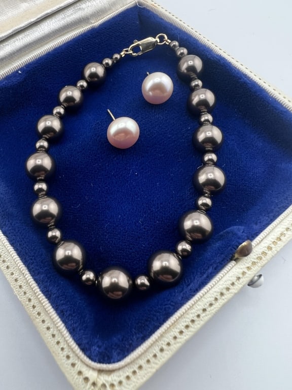 Estate 14kt Yellow Gold Pearl Stud Earrings: Estate 14kt Yellow Gold Cultured Pearl Stud Earrings. Together with a Tahitian style pearl bead bracelet that has a gold filled clasp. Earring posts are hallmarked 14k. Bracelet clasp is hallmarked 14