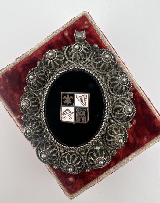Estate Large Israel Sterling Armorial Pendant: Estate / Vintage Large Scale Israeli Sterling Silver & Black Onyx w Armorial Design Necklace Pendant or Brooch. Hallmarked on the back ISRAEL 925 STERLING SILVER. Measures just over 2.5 inches in leng