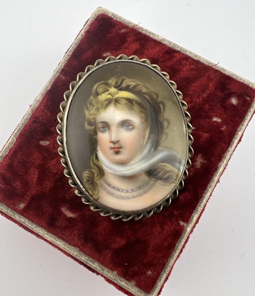 Antique 19th C Portrait Brooch Empress of Prussia: Antique 19th C Portrait Brooch Empress of Prussia. Necklace pendant or brooch. Antique 19th century portrait miniature of Queen Louise of Prussia. Gold filled or gilt metal setting. Portrait miniature