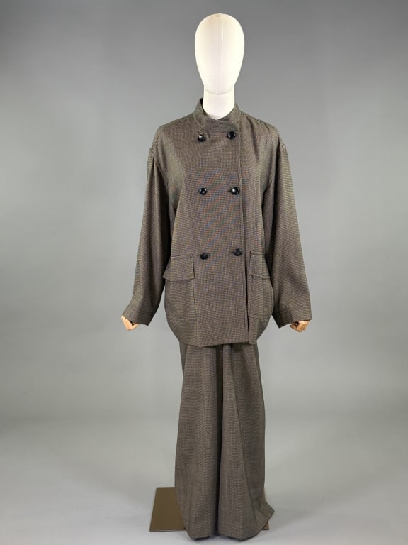 Vintage 1990s Isaac Mizrahi Woven Jacket Pants Set: Vintage 1990s Isaac Mizrahi Woven Jacket Pants Set with jacket having Mandarin collar, double breasted button front closure, and two front patch pockets with flaps, fully lined. Pants tie closed at ce