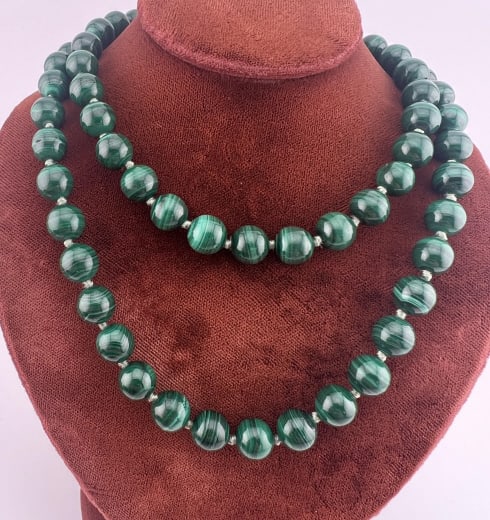 Estate 14kt Yellow Gold & Malachite Bead Necklace: Estate 14kt Yellow Gold & Malachite Bead Necklace Strand. Hand knotted on green silk thread with approximately 6mm malachite beads and a navette form 14kt yellow gold clasp. Hallmarked 14k. Measures 2