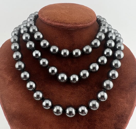 Estate 14kt Yellow Gold & Hematite Bead Necklace: Estate 14kt Yellow Gold & Hematite Bead Necklace Strand. Hand knotted on silk thread with approximately 6mm hematite beads and a filigree navette form 14kt yellow gold clasp. Hallmarked 14k. Measures