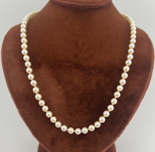 Estate 14kt Gold & Cultured Pearl Necklace Strand: Estate 14kt Gold & Cultured Pearl Necklace Strand. Having a 14kt white gold navette form filigree clasp. Hand knotted on white silk thread with uniform size cultured high luster pearls. Measures appro