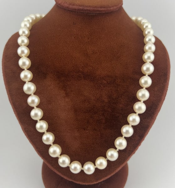 Estate 14k Gold & Cultured Baroque Pearl Necklace: Estate 14k Gold & Cultured Baroque Pearl Necklace. Set with a reeded motif 14kt yellow gold clasp, hand knotted on white silk thread with high luster fairly uniform baroque pearls of approximately 7-8