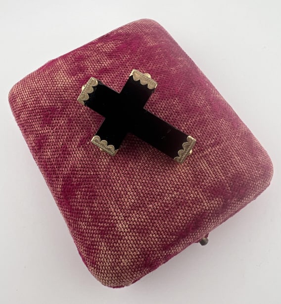 Antique 19th C Victorian 10k Gold Whitby Jet Cross: Antique 19th C Victorian 10k Gold Whitby Jet Cross Necklace Pendant. Carved whitby jet mounted with four 10kt yellow gold caps. The caps each with engraved / chased detailing. Caps acid test for 10kt