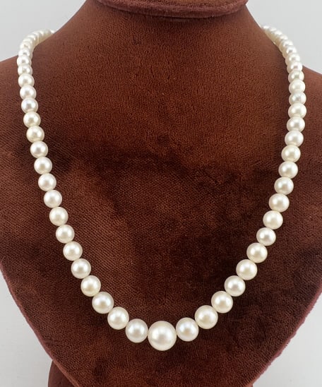 Estate 14kt White Gold & Pearl Necklace Strand: Estate 14kt White Gold & Pearl Necklace Strand. On white silk thread with graduated size high luster white pearls and set with a floral motif filigree navette form 14kt white gold clasp. Clasp is hall