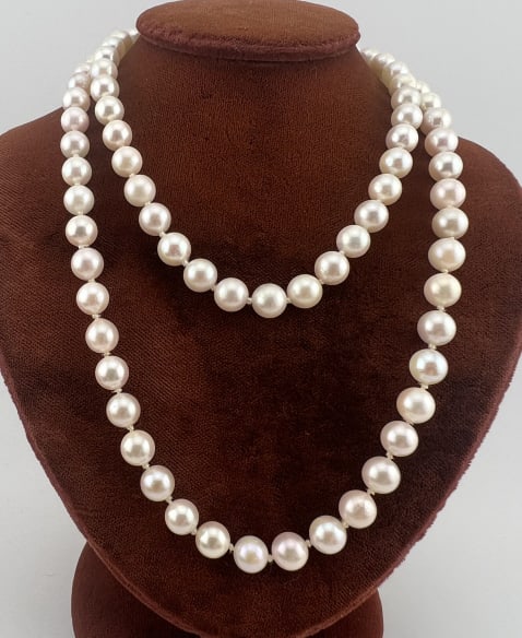 Estate 14kt Gold & Cultured Pearl Necklace Strand: Estate 14kt Yellow Gold & Cultured Pearl Necklace Strand. Having a 14kt yellow gold navette form filigree clasp. Hand knotted on white silk thread with uniform size cultured high luster pearls. Pearls