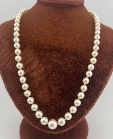 Estate 14kt Gold & Cultured Pearl Necklace Strand: Estate 14kt White Gold & Cultured Pearl Necklace Strand. Having a 14kt white gold navette form filigree clasp. Hand knotted on white silk thread with graduated size cultured high luster pearls. Larges