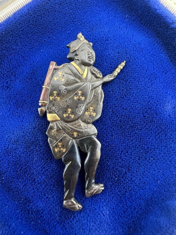 Antique 19th C Japanese Shakudo Brooch Pin: Antique 19th C Japanese Shakudo Brooch Pin. Finely crafted figural brooch pin or mount in Shakudo. Single short pin tack on the back. Measures 2 inches in length.