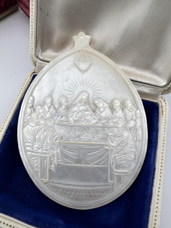 Antique Mother of Pearl Christian Icon Pendant: Antique Mother of Pearl Christian Icon Pendant. Antique finely carved mother of pearl Christian religious icon pendant. Measures approximately 3.75 x 2.5 inches.