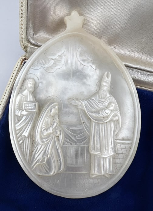 Antique Mother of Pearl Christian Icon Pendant: Antique Mother of Pearl Christian Icon Pendant. Antique finely carved mother of pearl Christian religious icon pendant. Measures approximately 3.5 x just under 2.5 inches.