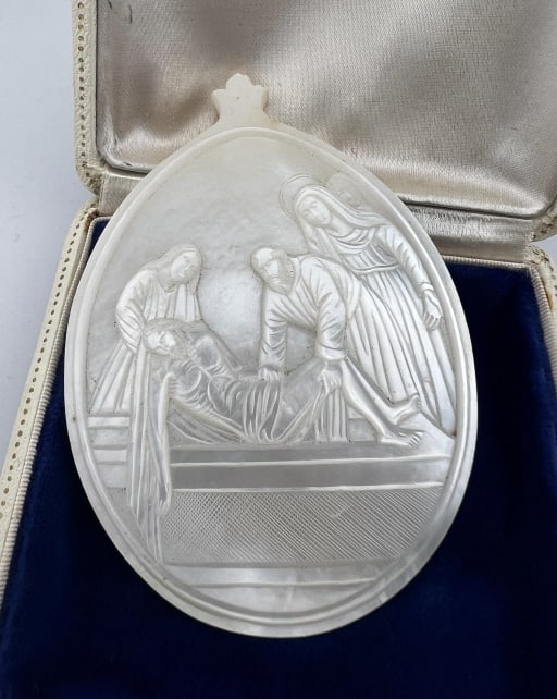 Antique Mother of Pearl Christian Icon Pendant: Antique Mother of Pearl Christian Icon Pendant. Antique finely carved mother of pearl Christian religious icon pendant. Measures approximately 3.5 x 2.5 inches.