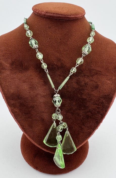 Antique 1920 Art Deco Era Czech Glass Necklace: Antique 1920s / 1930s Art Deco Era Czech Glass Necklace. Measures 16 inches in length, plus the triple pendant drop. Floral motif gilt metal clasp.