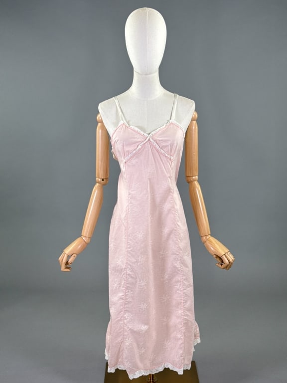 Vintage 1930s Printed Cotton Night Gown Slip Dress: Vintage 1930s Printed Cotton Night Gown Slip Dress having a ruched bust with cotton lace details and print throughout. Measuring 40 inch bust, 38 inch waist, 44 inches long.