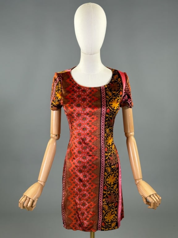 Vintage 1970s Velvet Printed Knit Mini Dress: Vintage 1970s Velvet Printed Knit Mini Dress having pattern throughout with short sleeves and back zip closure. Labeled Jodette of California. Measuring 32 - 36 inch bust, 28 - 34 inch waist, 32 inche