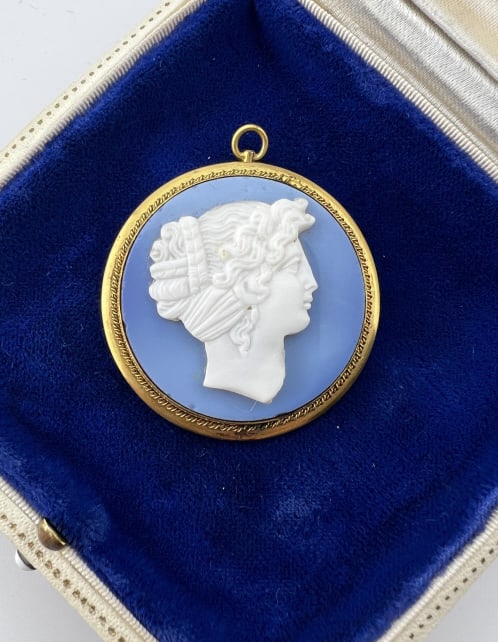 Antique Regency Style Greco Roman Cameo Pendant: Antique Regency Style Greco Roman Design Portrait Cameo Pendant or Brooch. Gilt metal / pinchbeck setting. Measures 1.75 inches in length.