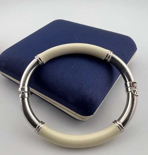 Italian Sterling Silver & Enamel Bangle Bracelet: Italian Sterling Silver & Enamel Bangle Bracelet. Hinged bangle bracelet. Hallmarked Milor, 925 and Italy. Set with safety chain. Measures approximately 2.5 inches across the interior opening.