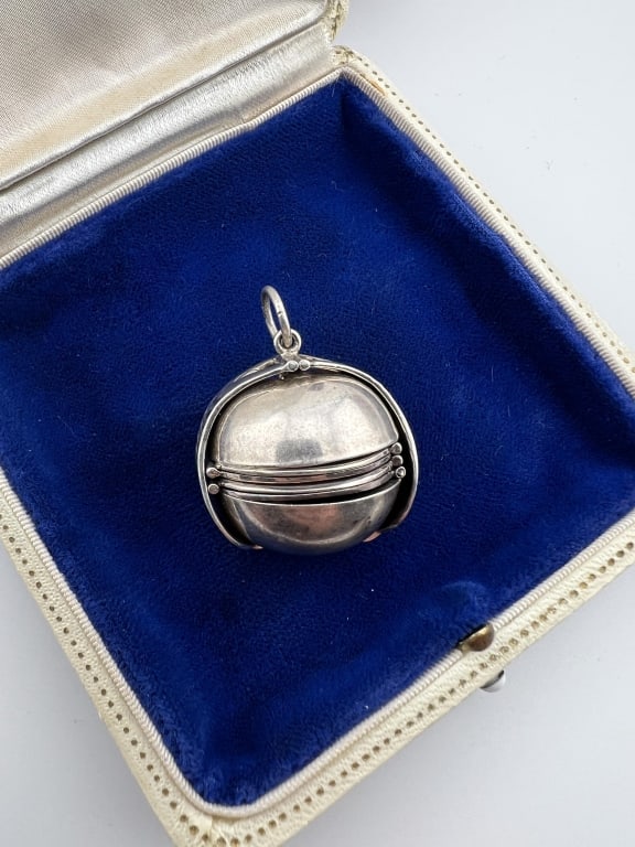 Vintage Sterling Silver Accordion Locket Sphere: Vintage Sterling Silver Accordion Locket Sphere Necklace Pendant. Having four fold out panels. Hallmarked. Measures just over 1.25 inches in length.