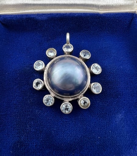 Sterling Silver & Mabe Tahitian Pearl Pendant: Sterling Silver & Mabe Tahitian Pearl Necklace Pendant. Unmarked, acid tests for sterling silver. Measures 1.5 inches in length.