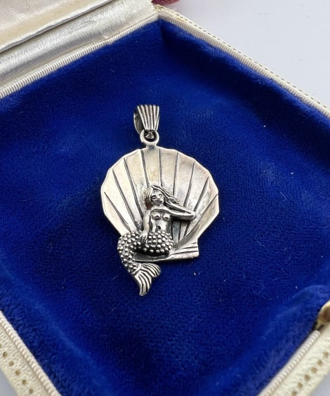 Sterling Silver Mermaid Seashell Necklace Pendant: Sterling Silver Mermaid Seashell Necklace Pendant. Hallmarked on the back. Measures 1.75 inches in length.