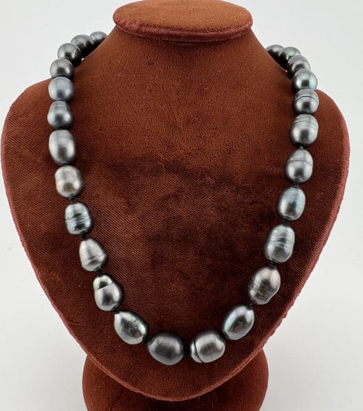 Estate Cultured Baroque Tahitian Pearl Necklace: Estate Cultured Baroque Tahitian Pearl Necklace Strand. Hand knotted on silk thread, with cultured baroque high luster Tahitian pearls with tones of silver, gray and champagne. Pearls vary slightly in