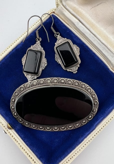 Art Deco Style Sterling Black Onyx Set of Jewelry: Art Deco Style Sterling Black Onyx Set of Jewelry. Large scale oval brooch and a pair of earrings. Earrings are hallmarked on the back. Brooch measures 2.5 inches in width, earrings measure just over