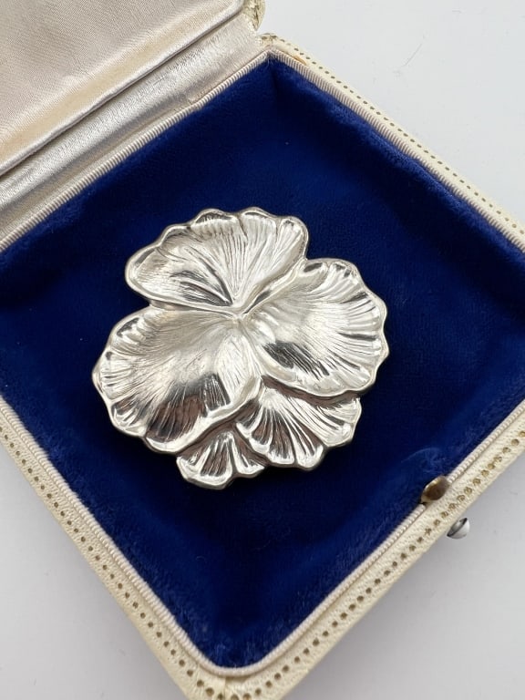Sterling Silver Repousse Pansy Flower Pendant: Sterling Silver Repousse Pansy Flower Necklace Pendant. Brooch / pendant measures 2 inches in length. Stamped STERLING.
