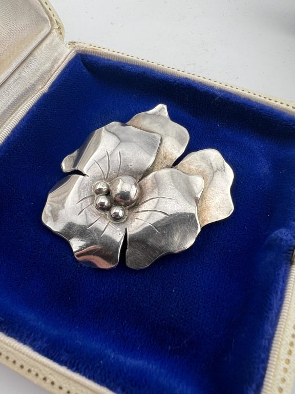 Vintage Sterling Silver Pansy Flower Brooch Pin: Vintage Sterling Silver Pansy Flower Brooch Pin. Signed and hallmarked on the back. Measures approximately 2 inches in length.